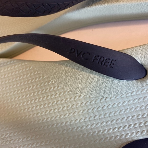 New REEF PVC free flip flops sz8 - Picture 2 of 4